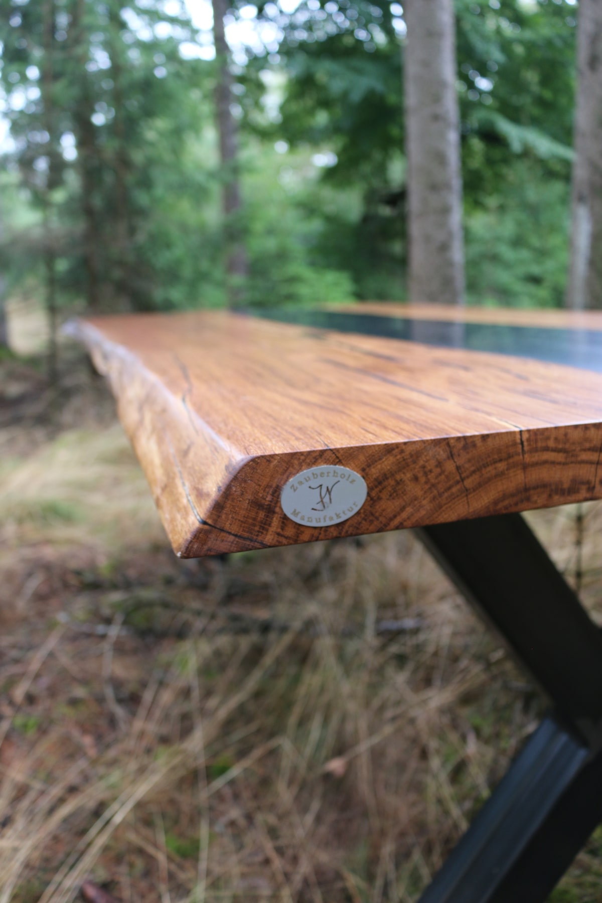 Tisch im Wald mit Logo width=
